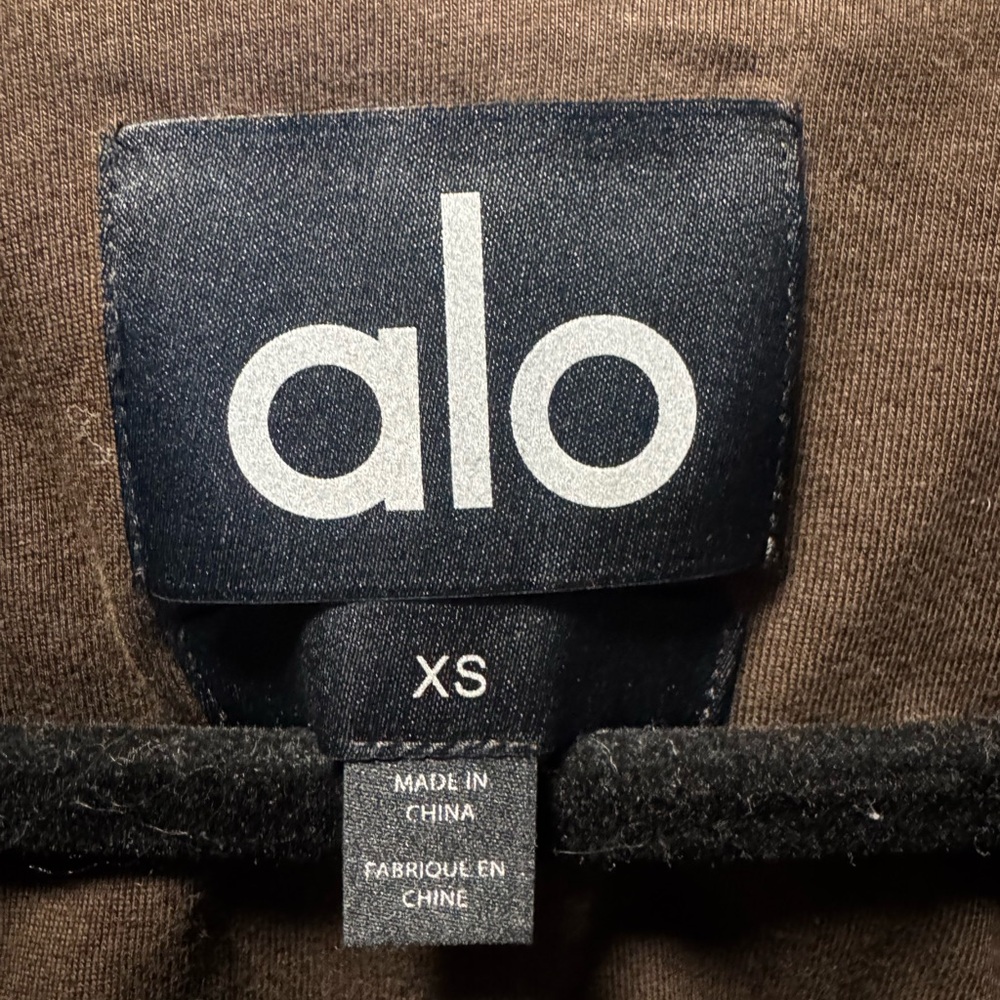 ALO Yoga Women’s Ribbed Velour Gold Rush Puffer - Picture 3 of 6